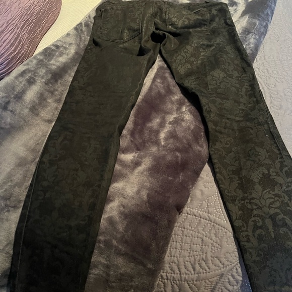 Stylish Black Patterned Women's Cropped Jeans - Picture 2 of 5